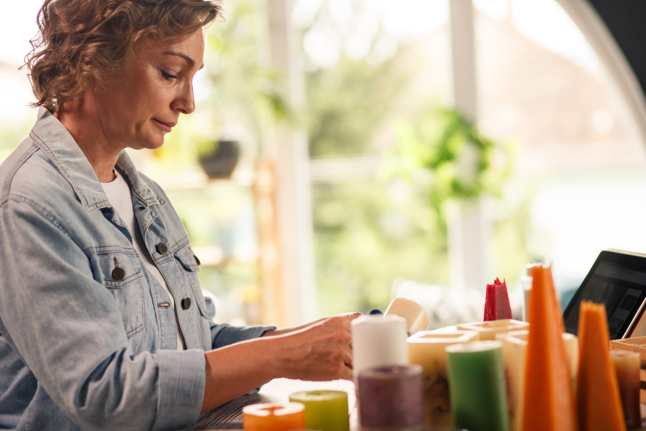 Video tutorial helping woman to learn a new decorative skill